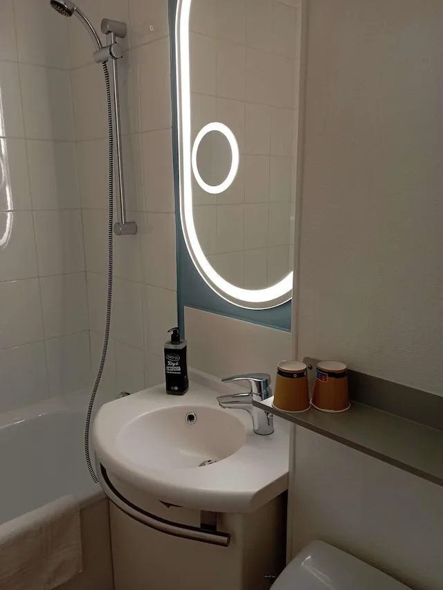 غرفة قياسية بسريرين منفصلين، Hotel Ibis Fourmies 5/8