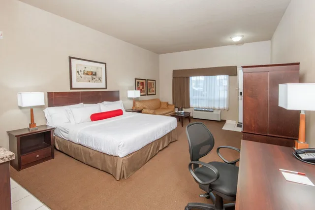 جناح عائلي بسرير كينج وسريرين منفصلين، Ramada By Wyndham Drumheller Hotel & Suites 4/18