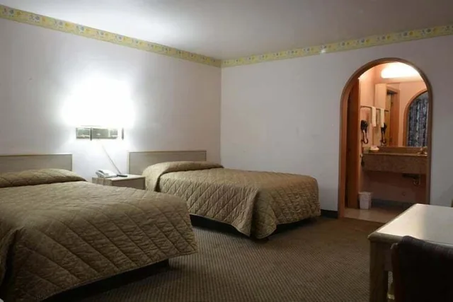 غرفة قياسية بسريرين مزدوجين، The Flamingo Motel 2/3