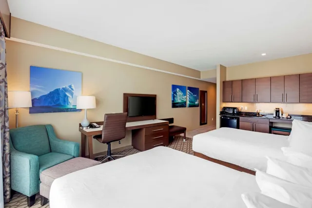 غرفة بسرير كينج وسريرين كوين بمطبخ صغير، Best Western Plus St. John s Airport Hotel and Suites 3/10