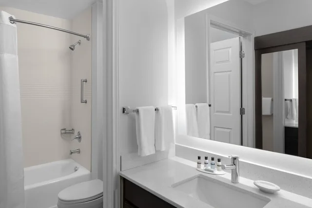 جناح بسرير كوين بشرفة بغرفة نوم واحدة مع أريكة، Residence Inn Fort Worth Cultural District 3/4