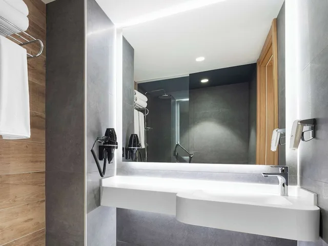 غرفة ديلوكس بسريرين منفصلين بإطلالة على المدينة، Ibis Istanbul Sisli 7/9