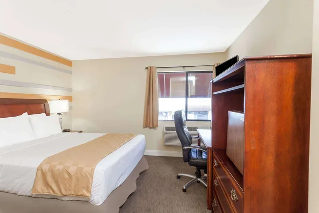 Standard, Queen Bed, Knights Inn Downtown Los Angeles 1/1