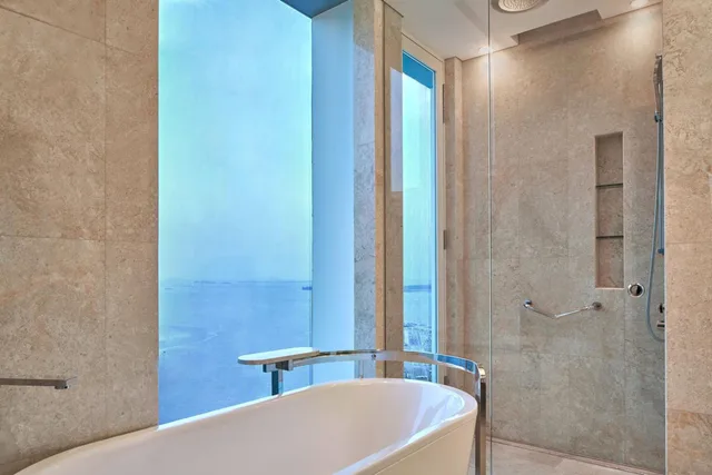 غرفة غراند بريميير كبيرة بسرير كينج، The Westin Singapore 4/7