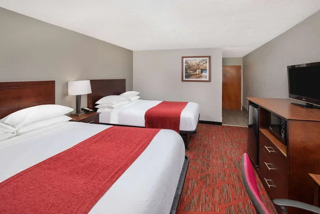 غرفة بسريرين كوين لذوي الإعاقة، Ramada By Wyndham Bowling Green 2/6