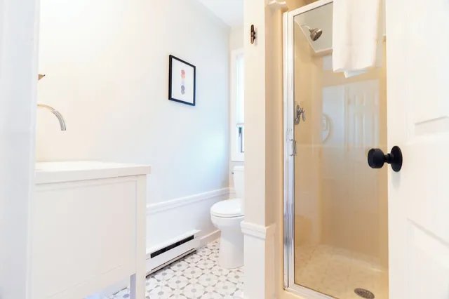 غرفة اقتصادية بسرير كوين بحمام مشترك، The Mercury Hotel Provincetown 4/4
