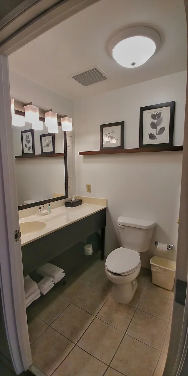 جناح بسرير كينج بحوض جاكوزي لذوي الإعاقة، Country Inn & Suites by Radisson, Chambersburg, PA 4/6
