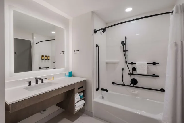غرفة بسرير كينج بحوض استحمام لذوي الإعاقة، Best Western Plus Parry Sound 3/3