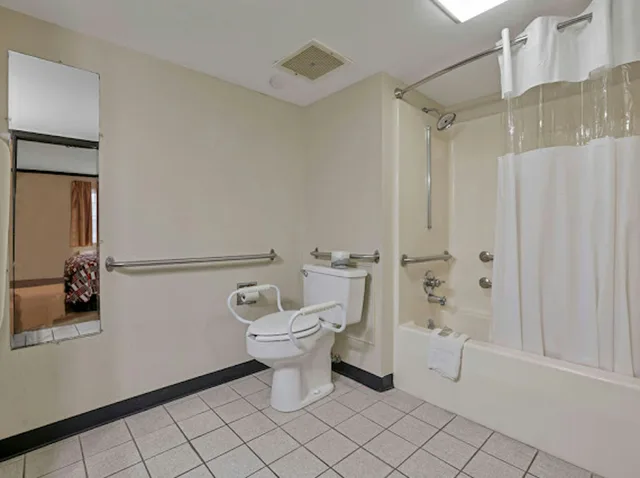 غرفة سوبيريور بسرير كينج لذوي الإعاقة، Red Roof Inn Uhrichsville 4/4