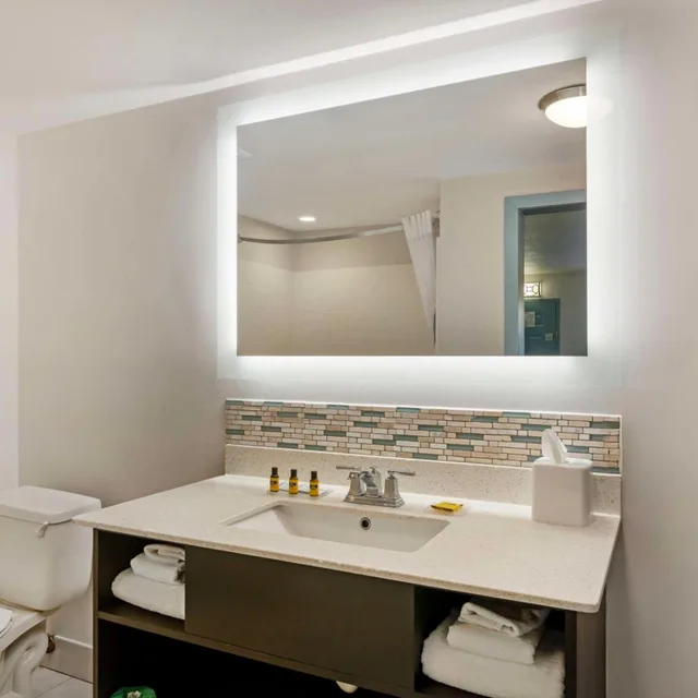 غرفة بسرير كينج بإطلالة على المسبح، Best Western Plus St. Simons 7/7