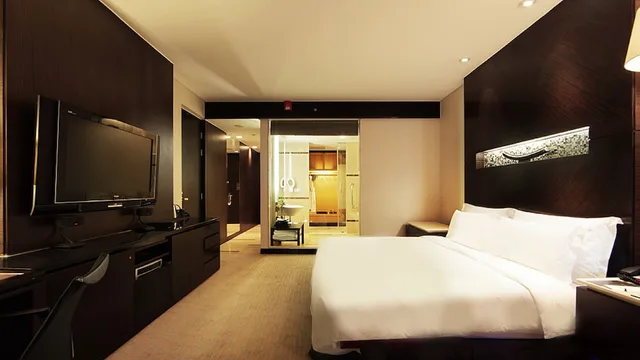 غرفة كلاسيكية بسرير كينج بإطلالة على المدينة مع دخول صالة النادي، INTERCONTINENTAL QINGDAO 1/6
