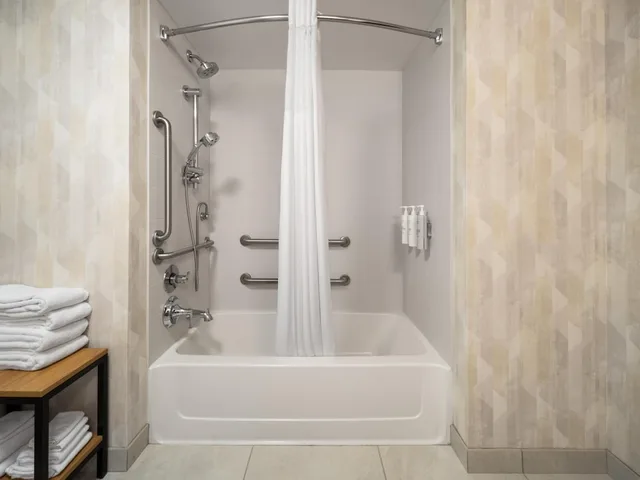غرفة بسرير كينج بحوض استحمام لذوي الإعاقة، Hampton Inn Warrenton 7/9