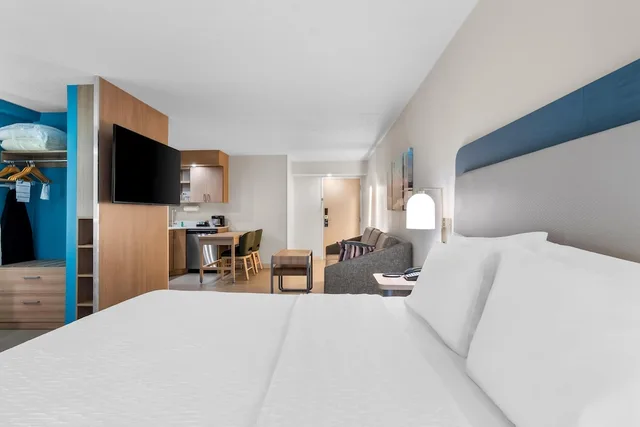 غرفة بسرير كينج مع أريكة بمطبخ، Homewood Suites by Hilton Oklahoma City Airport 1/10