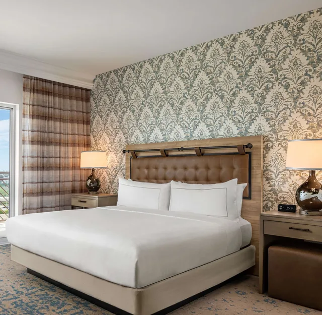 جناح بريميوم بسرير كينج وسريرين منفصلين بحوض استحمام، The Cassara Carlsbad Tapestry Collection By Hilton 1/5
