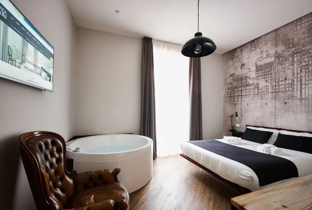 جناح بسرير كوين بحوض جاكوزي، Ara Suite 3/5