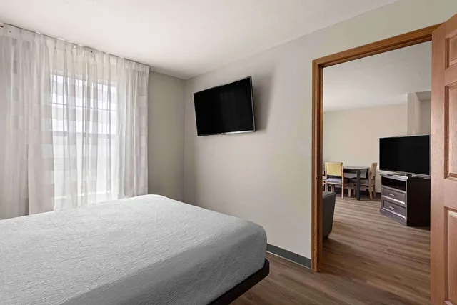 جناح سوبيريور بسرير كينج وسرير كوين بغرفتي نوم مع أريكة، Extended Stay America Suites - St Louis - Fenton 2/6