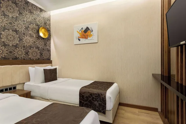 Room, Double Bed, Balcony, Garden Floor، Operla Airport Hotels, Trademark Collection by Wyndham 2/4