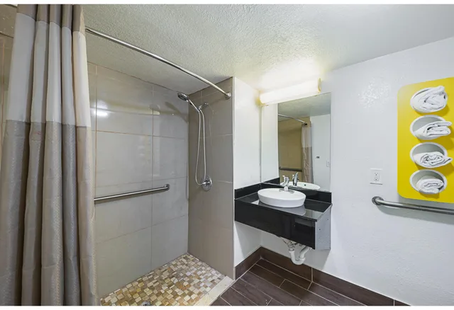 غرفة بسرير كينج لذوي الإعاقة، Motel6 Grand Prairie, TX - Interstate 30 3/3