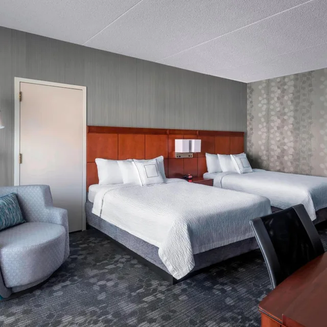 غرفة بسريرين مزدوجين بحوض استحمام لذوي الإعاقة، Courtyard By Marriott Newark Liberty International Airport 1/6
