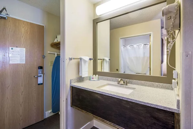Business, King Bed, Quality Inn & Suites Pueblo West 4/4