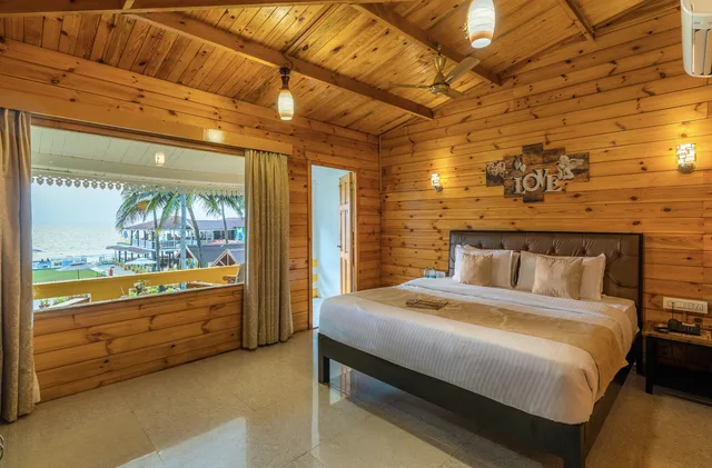 غرفة بسرير مزدوج بإطلالة على البحر بشرفة، LA CABANA BEACH and SPA 1/1