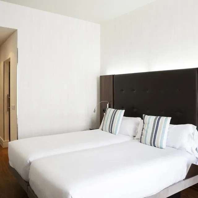 غرفة بسرير مزدوج بإطلالة على البحر بشرفة، Petit Palace Tamarises 3/10