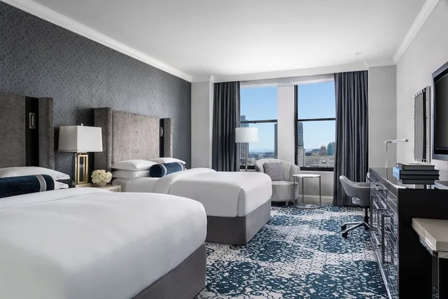 غرفة كلوب بسريرين كوين، The Ritz Carlton San Francisco 2/3