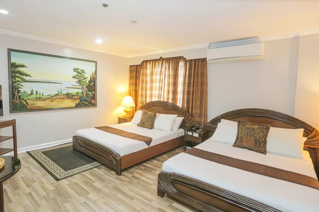 جناح بسريرين كوين، Holiday Plaza Hotel 3/9