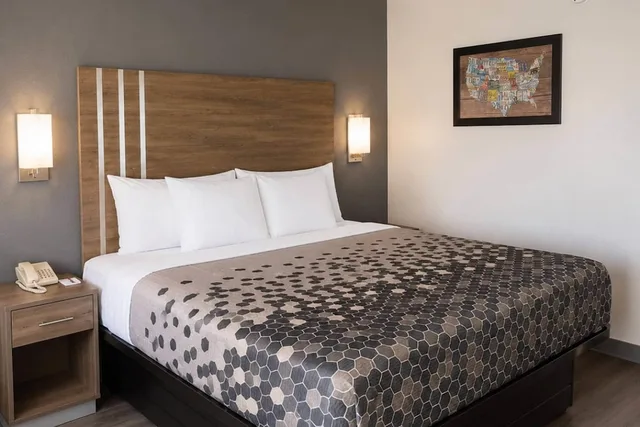غرفة قياسية بسرير كينج للمدخنين، Econo Lodge Calhoun South 7/8