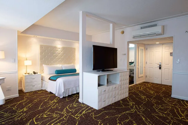 Suite, King Bed, Harbour View, The Roslyn, Tapestry Collection by Hilton 2/4