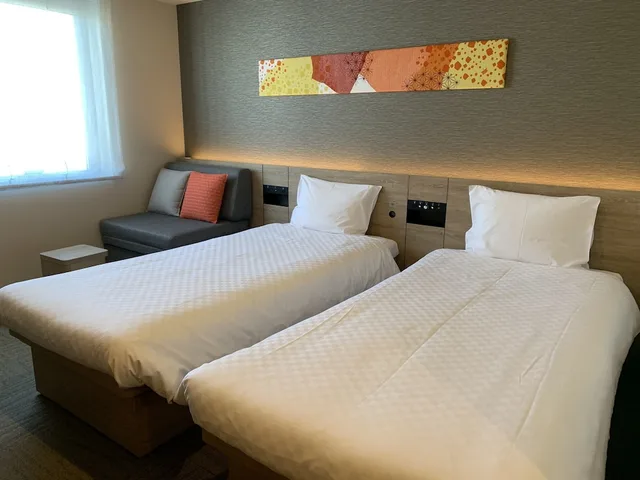 غرفة ديلوكس بسريرين منفصلين مع أريكة في طابق مرتفع، Henn na Hotel Tokyo Nishikasai 1/4