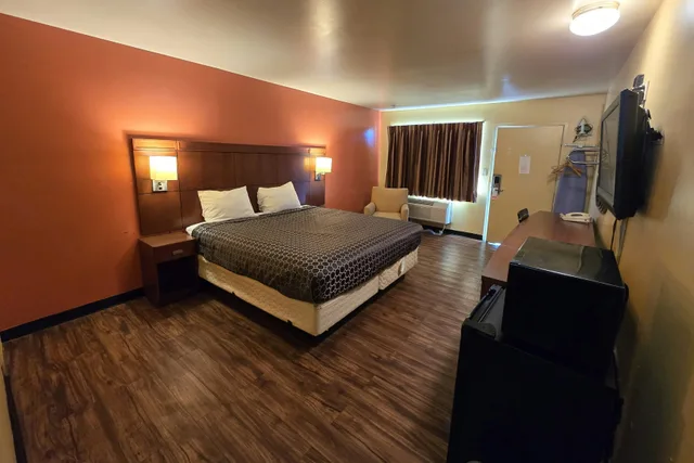 غرفة بسرير كينج للمدخنين، Sunrise Inn By OYO Newport News US-60 1/6