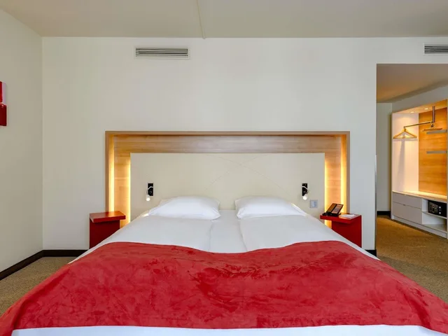 غرفة بريفيليج بسرير كينج مع أريكة، Mercure Hotel Stuttgart Airport Messe 10/10