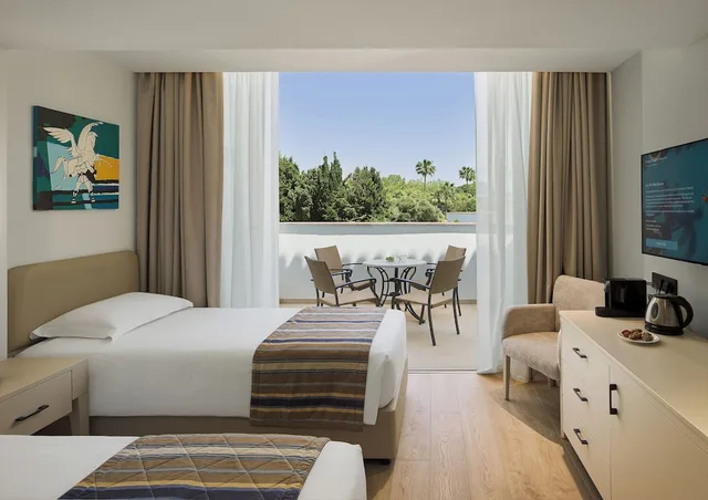 جناح عائلي بسرير كينج بإطلالة على الجبل، Olympic Lagoon Resort Paphos 5/10