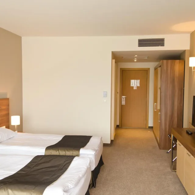 غرفة بسرير مزدوج أو سريرين منفصلين بشرفة، Spa Hotel Belchin Garden 5/10