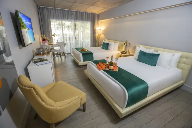 غرفة سوبيريور بسريرين كوين بشرفة، Riviera Suites South Beach 1/6