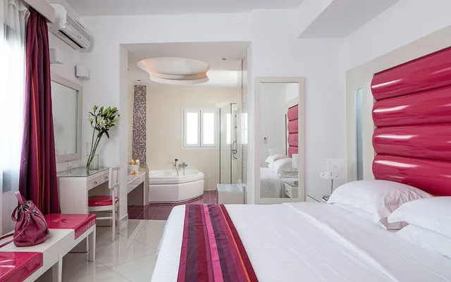 جناح شهر العسل بإطلالة على البحر بحوض جاكوزي، Grand Beach 1/3