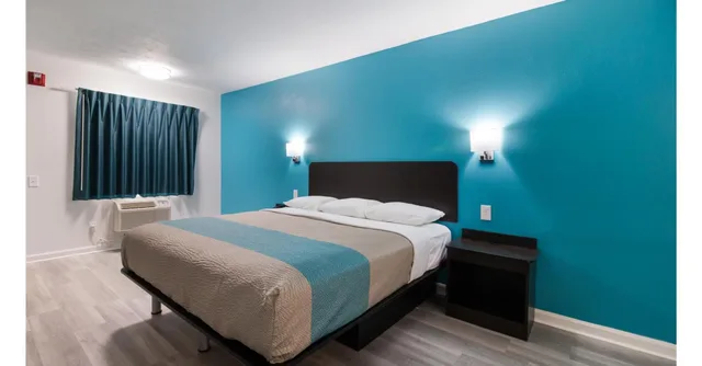 غرفة بسرير كينج للمدخنين، Motel6 Metropolis, IL 2/6