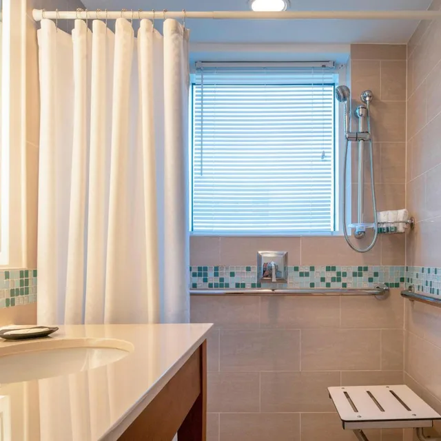 غرفة تقليدية بسريرين مزدوجين بحوض استحمام لذوي الإعاقة، The Westin Fort Lauderdale Beach Resort 3/3