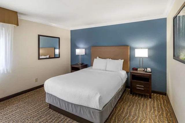 جناح بسرير كينج وسرير كوين بغرفتين، Best Western Town & Country Lodge 1/8