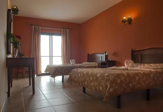 غرفة بسرير مزدوج بإطلالة على البحر، Rural Villa El Mocanal 1/8