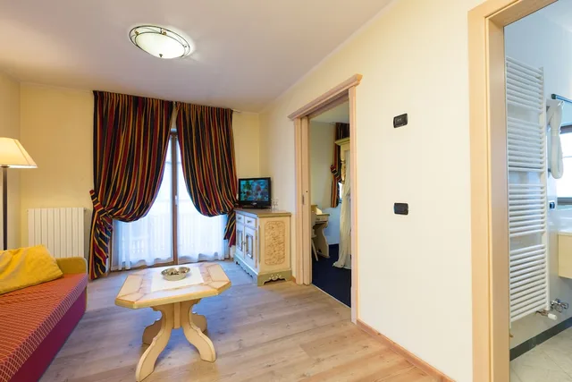 جناح بسرير مزدوج مع أريكة، Hotel Touring 2/10
