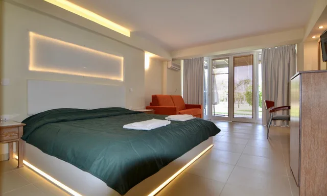Room, Queen Bed, Pool View, Paloma Blanca Hotel 3/8