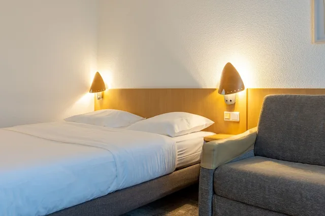 Standard, Queen Bed, Sofa, Novotel Dusseldorf City West 5/8