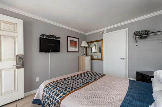 غرفة ديلوكس بسرير كوين، Boardwalk Hotel Charlee Beach House Rentals 1/7