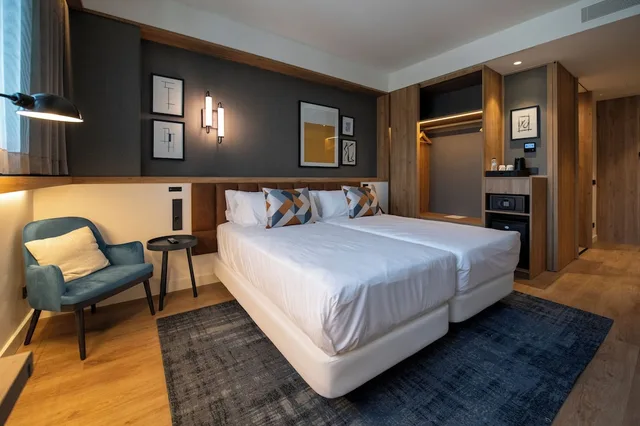 غرفة بسريرين منفصلين بإطلالة على المدينة، Four Points by Sheraton Barcelona Airport 3/7