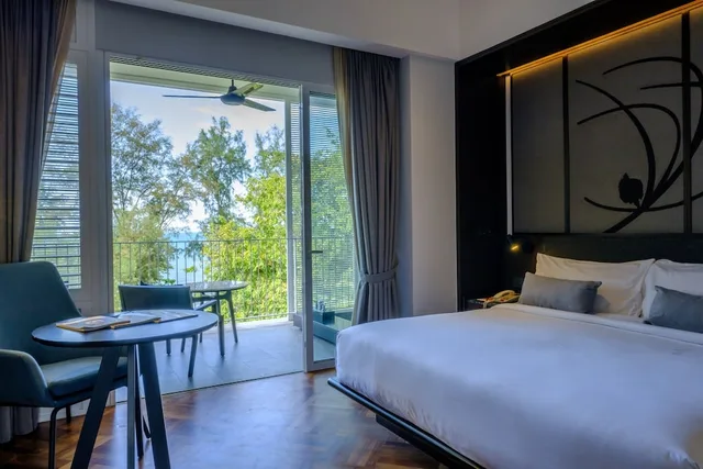 جناح ديلوكس بسرير كينج وسرير فردي بإطلالة على البحر بشرفة، Lone Pine Penang a Tribute Portfolio Resort 4/9