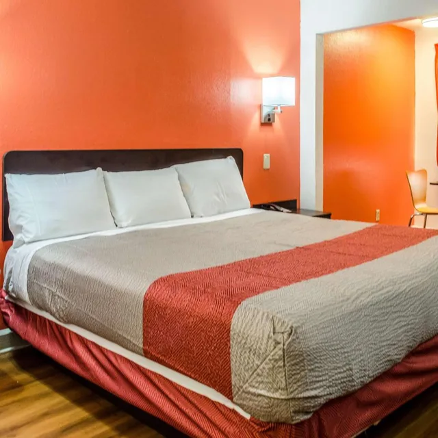غرفة بسرير كينج لذوي الإعاقة، Motel6 Saraland, AL 7/9