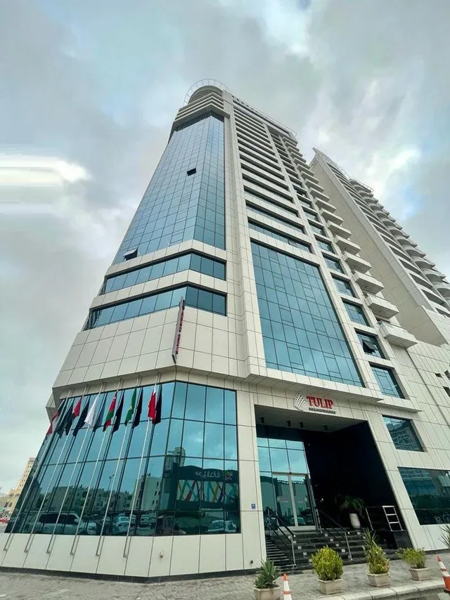 جناح بسرير كينج بغرفة نوم واحدة مع سرير إضافي، Tulip Hotel and Suites 1/1