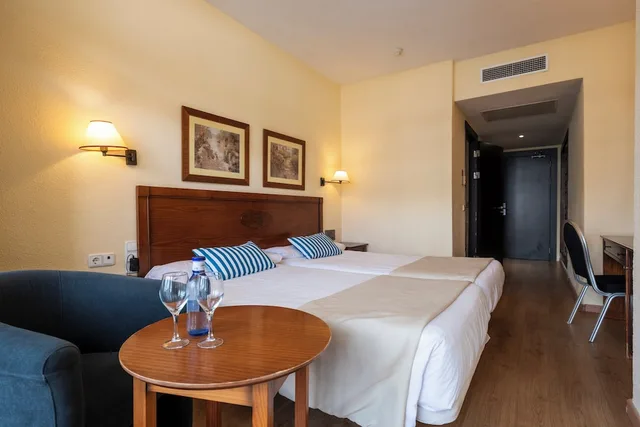 غرفة اقتصادية بسريرين منفصلين، Leonardo Hotel Torremolinos Costa del Sol 3/4